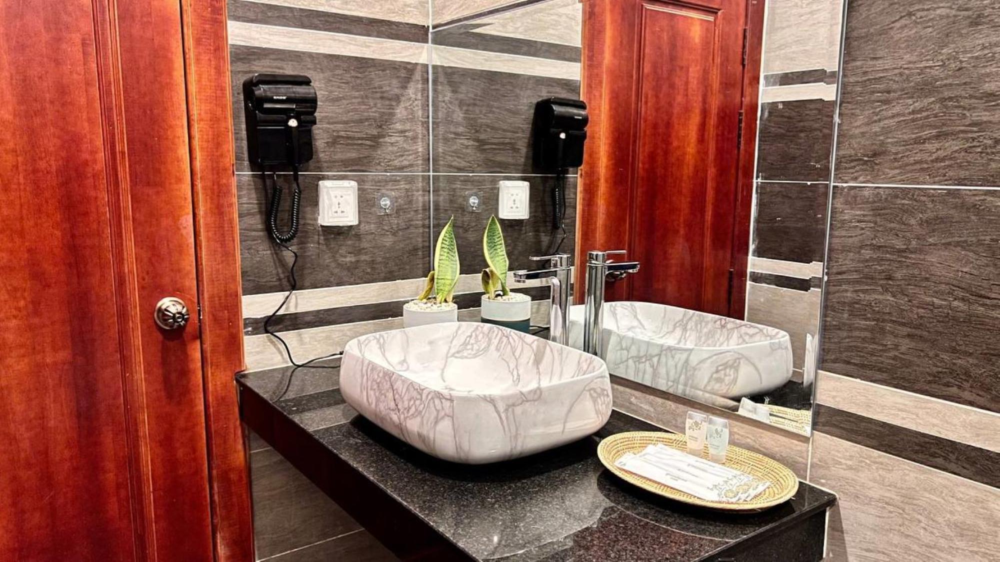 Nyna Villa Guesthouse 캄폿 외부 사진